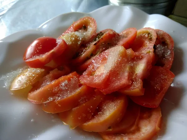 Gericht aus gehackten Tomaten mit Zucker bestreut — Stockfoto