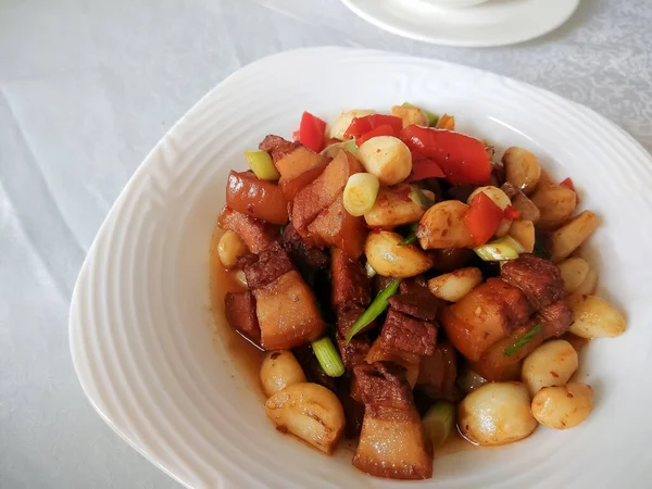 Délicieux repas maison sur un plateau — Photo