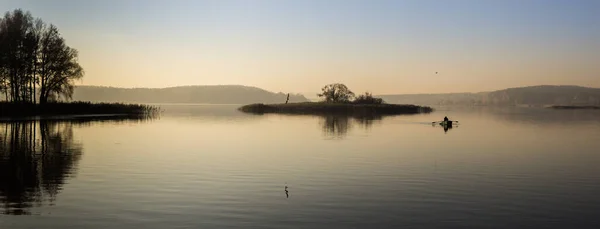 Paysage avec lever et coucher du soleil sur un étang. panorama avec paysage aquatique — Photo