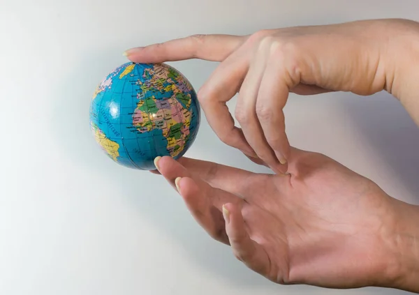 Mantengan el globo en sus manos y protejan el planeta Tierra — Foto de Stock