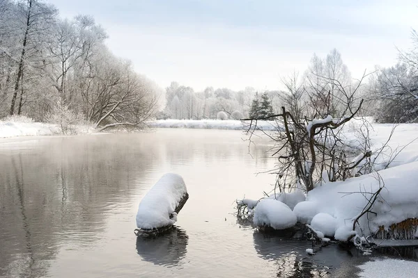 Frozen snowy river banks scenery — Stock Photo, Image