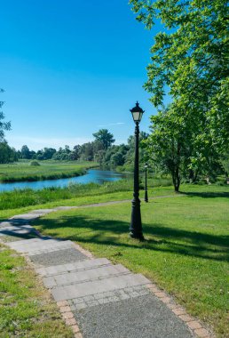  Merdivenlerin yanındaki fener ve parktaki nehir.