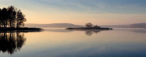 Paysage avec lever et coucher du soleil sur un étang. panorama avec paysage aquatique — Photo