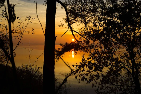 Paisaje con amanecer y atardecer en un estanque — Foto de Stock