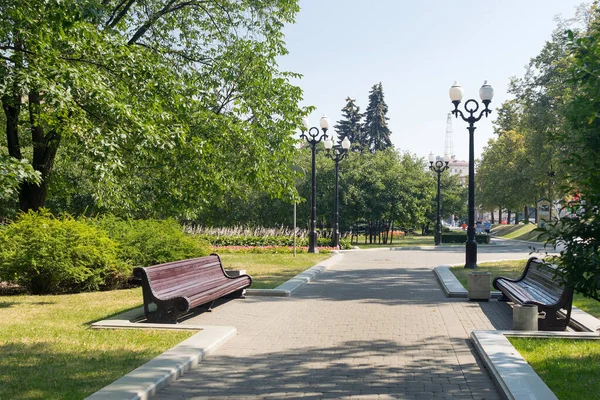 Parque de recreo con sendero y linterna y árboles — Foto de Stock