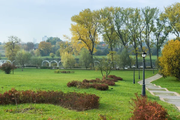 Spacer w parku w lecie — Zdjęcie stockowe