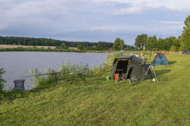 Balıkçıların çadırı gölün kıyısına kurulmuş.