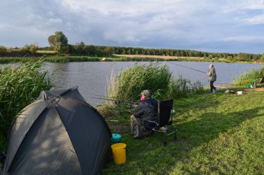 Balıkçıların çadırı gölün kıyısına kurulmuş.