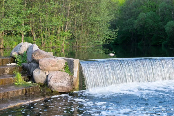 Водопад с камнями на реке летом — стоковое фото