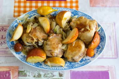  tavuk elmalı ve sebzeli bir tabakta pişirilir.