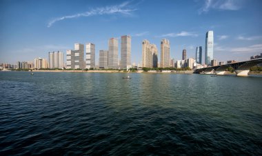  Çin 'de nehir üzerinde büyük ve uzun bir köprü.