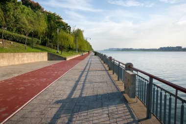 Parktaki patikada bir fener ve bankta