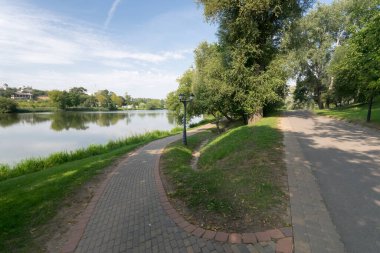 Parktaki patikada bir fener ve bankta