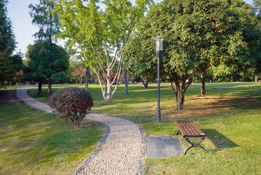 Parktaki patikada bir fener ve bankta