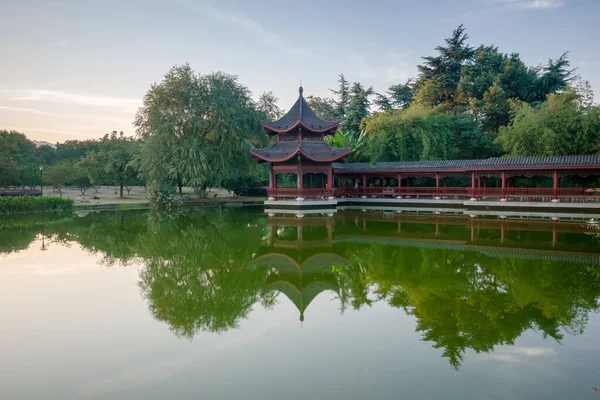 Edificio chino se refleja en la superficie del lago — Foto de Stock