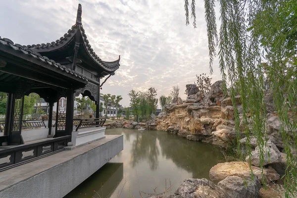 Маленький добре обладнаний ставок у філософському музеї в Китаї. — стокове фото