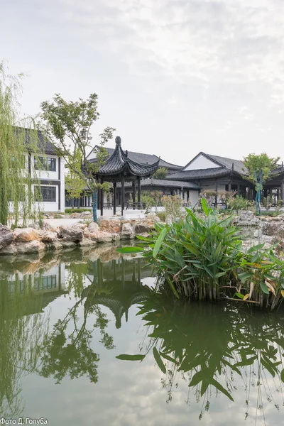 Pequeño estanque bien equipado en un museo de filosofía en China — Foto de Stock