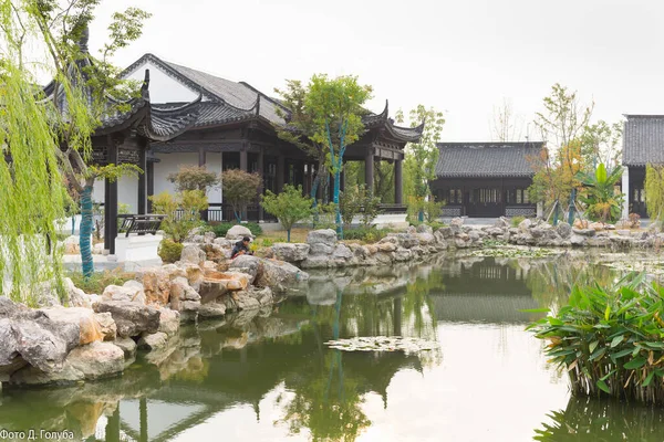 Маленький добре обладнаний ставок у філософському музеї в Китаї. — стокове фото
