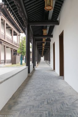 Eski müzenin koridorunda taş döşeli bir patika var.