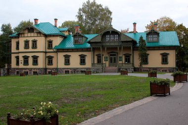 Parkta eski bir ev, patikalı bir malikane.