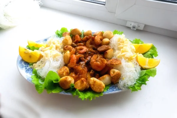 Πιάτο γαρίδες, αμυγδαλωτά, σκόρδο και βότανα — Φωτογραφία Αρχείου