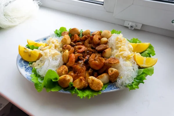 Πιάτο γαρίδες, αμυγδαλωτά, σκόρδο και βότανα — Φωτογραφία Αρχείου