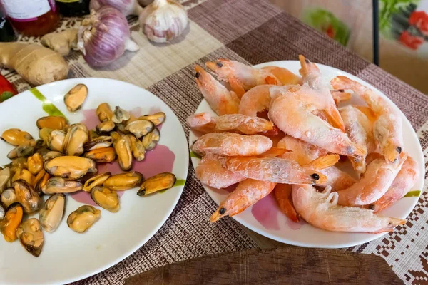 Prato de camarões, macaroons, alho e ervas — Fotografia de Stock