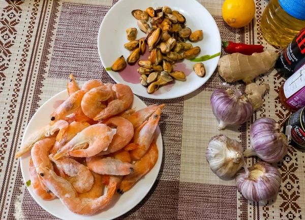 Hidangan udang, makaroni, bawang putih dan herbal — Stok Foto