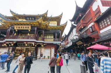  Çin 'de çerçeveli binaları olan bir şehir sokağının fotoğrafı.