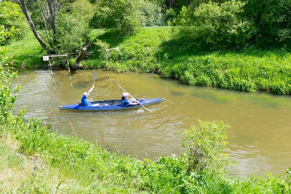 Άνδρας και γυναίκα σε ένα καγιάκ ανταγωνίζονται στο ποτάμι — Φωτογραφία Αρχείου