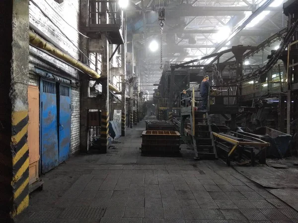 Linea di stampaggio in una vecchia fonderia con i lavoratori — Foto Stock