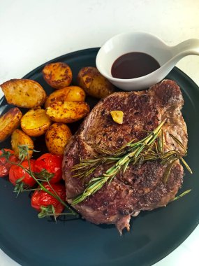 Fırında et, domates ve patates.