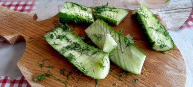 Taze salatalıklar. Dereotu ve tuz serpilmiş. 