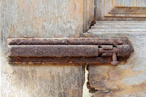 Засувка безпеки старих дверей — стокове фото