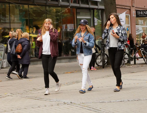 Drei junge Frauen — Stockfoto