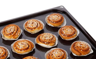 Bir fırın tepsisinde tarçın rulo