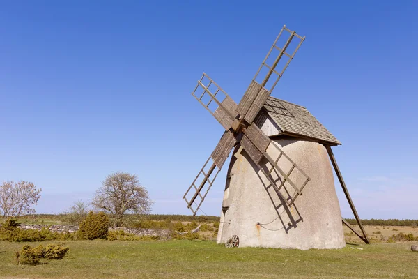 Moulin à vent sur un champ — Photo