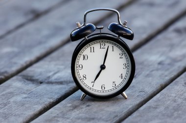 bir tabloda çalar saat