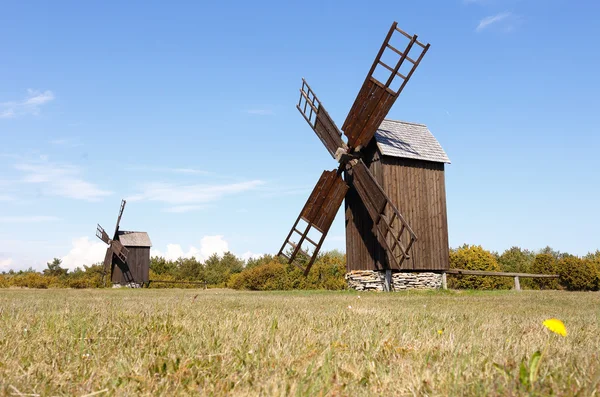 Zijaanzicht van de windmolens — Stockfoto