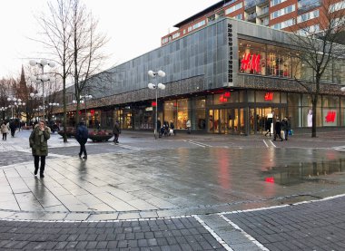Sodertalje, İsveç - 7 Aralık 2019. Şehir merkezindeki Storgatan yaya sokağı manzarası.