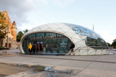 Malmö, İsveç - 3 Eylül 2019 Yeraltı tren istasyonu Triangeln 'in kuzey girişi.