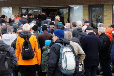 Solna, İsveç - 30 Kasım 2019: Solnahallen Hjulmarknaden etkinliğinin girişine bir kalabalık girdi.