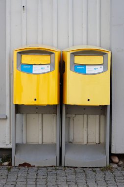 Mariefred, İsveç - 22 Mart 2020 İsveç Posta Servisi tarafından işletilen iki sarı posta kutusu..