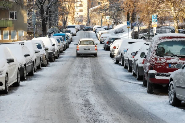 Solna Sveç Aralık 2019 Virebergsvagen Caddesindeki Trafik Park Halindeki Arabaların — Stok fotoğraf