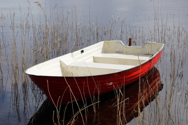 没有桨的红 白塑料赛艇 — 图库照片