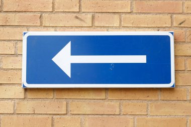 Herhangi bir tuğla duvarda tek yönlü yol tabelası.