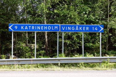 İsveç şehirlerinin yön işareti Katrineholm ve Vingaker.