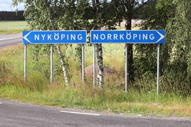 İsveç şehirleri Nykoping ve Norrkoping 'e yönlendirilmiş işaret levhası.