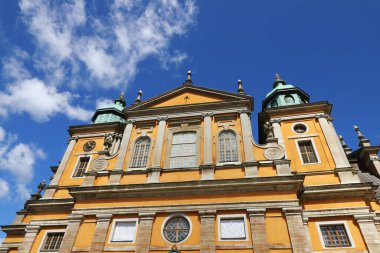 Kalmar katedralinin düşük açılı görüntüsü.