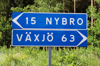 İsveç 'in Smaland ilinde yer alan Nybro ve Vaxjo şehirlerinin yönergelerini gösteren bir mesaj..